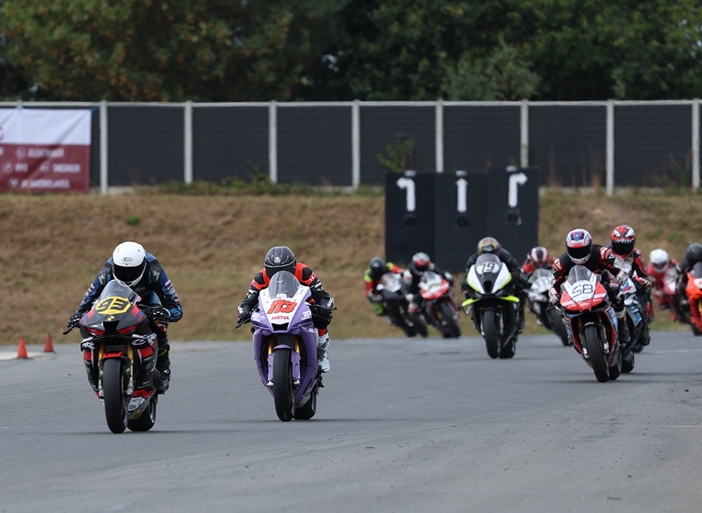 MC'erne kører deres årlige Endurance cup, med både klassiske og moderne cykler, i et løb der startes på klassisk Le Mans manér.
(Foto: Motorsporten.dk)